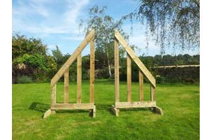 Pair of 5ft Sloping Show Jump Wings with 3 pairs of Jump Cups